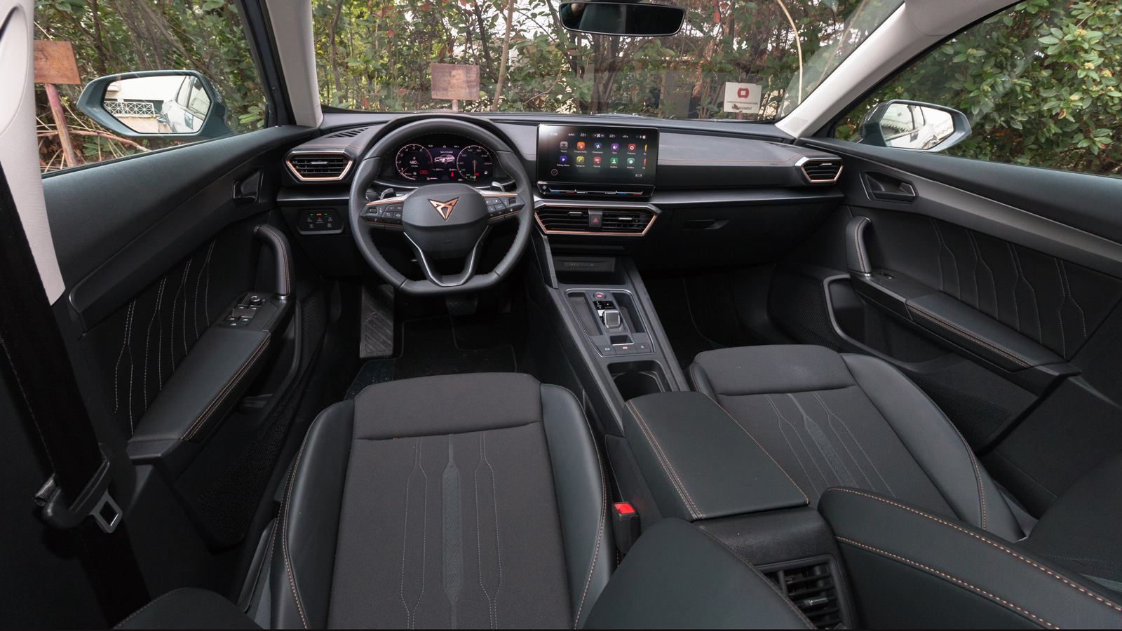 Premium υλικά, στιβαρή συναρμογή, αθλητικά στοιχεία και εντυπωσιακές χάλκινες λεπτομέρειες συγκροτούν τον εσωτερικό διάκοσμο του SUV